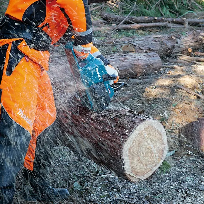 Makita XGT 40V max. Akku-Kettensäge UC025GZ - 40 V, Li-Ionen, Ohne Akku, Schwertlänge: 350 mm - Person in orangefarbener Schutzkleidung sägt mit blauer Makita Kettensäge Holz, Späne fliegen.