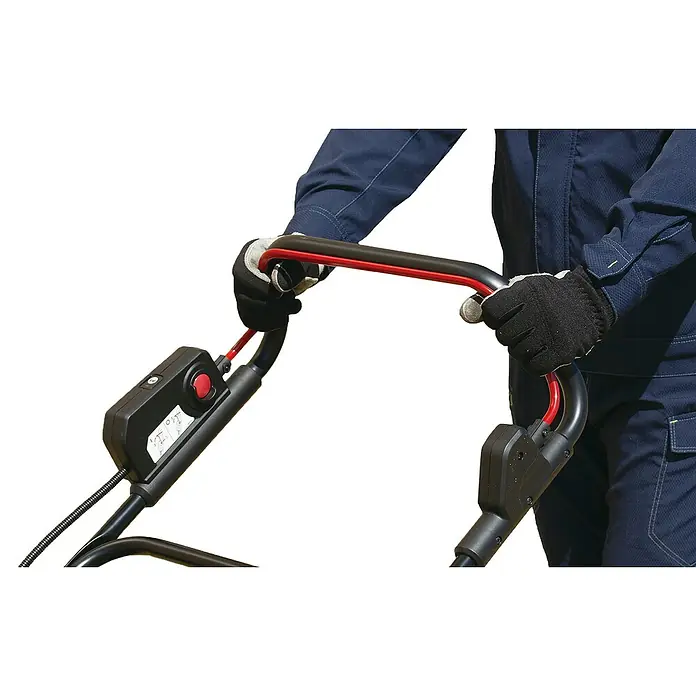 Makita LXT 18V Akku-Rasenmäher DLM466PT2 - 18 V, 2 Akkus, 5 Ah, Schnittbreite: 46 cm - Hände in Handschuhen halten einen schwarz-roten Gerätegriff mit Bedienfeld.