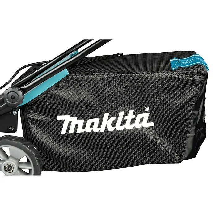 Makita LXT 18V Akku-Rasenmäher DLM466PT2 - 18 V, 2 Akkus, 5 Ah, Schnittbreite: 46 cm - Schwarzer Netz-Grasfangsack mit weißem Makita-Logo, an einem Rasenmäher mit hellblauem Rahmen und sichtbarem grauen Rad befestigt.