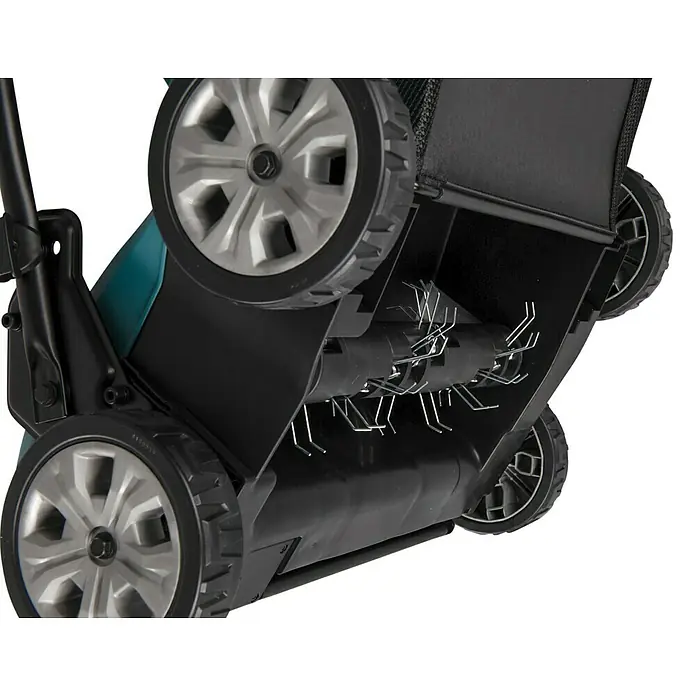 Makita XGT 40V max. Akku-Vertikutierer UV001GZ - Anzahl Akkus: Ohne Akku, 40 V, Arbeitsbreite: 38 cm - Unterseite eines schwarzen Rasenlüfters mit vier Rädern und einer Rolle mit zahlreichen Metallzinken zum Vertikutieren.