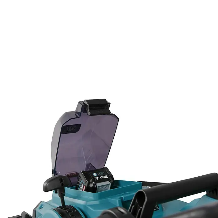 Makita XGT 40V max. Akku-Rasenmäher LM003GZ - 40 V, Ohne Akku, 8 Ah, Schnittbreite: 38 mm - Türkises Elektrowerkzeug mit offener transparenter violetter Batterieabdeckung und eingesetztem schwarzem Makita Akku.