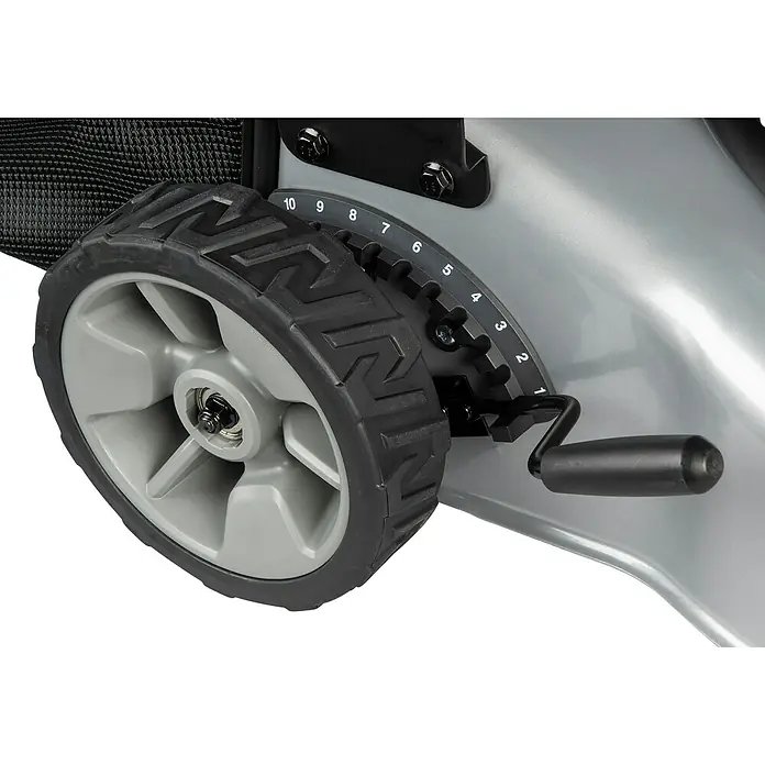 Makita LXT 18V Akku-Rasenmäher DLM466PT2 - 18 V, 2 Akkus, 5 Ah, Schnittbreite: 46 cm - Nahaufnahme eines Rasenmäherrads mit schwarzem Gummireifen und grauer Kunststoffnabe, daneben ein schwarzer Höhenverstellhebel mit Skala.