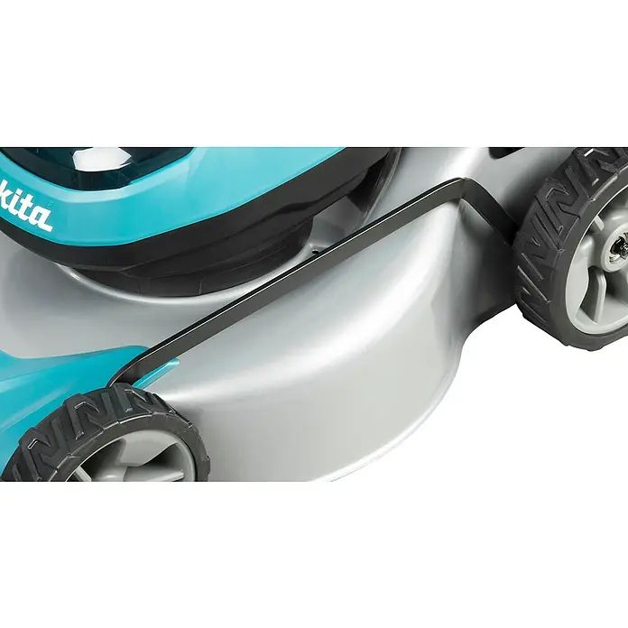 Makita LXT 18V Akku-Rasenmäher DLM466PT2 - 18 V, 2 Akkus, 5 Ah, Schnittbreite: 46 cm - Detailansicht eines silbernen und blauen Rasenmähers mit schwarzem Rad und Gehäuse.