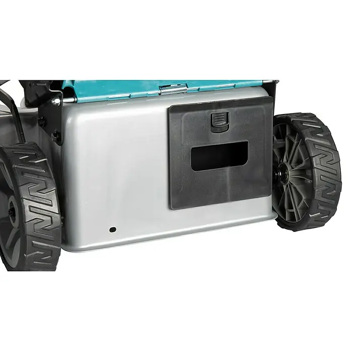 Makita LXT 18V Akku-Rasenmäher DLM466PT2 - 18 V, 2 Akkus, 5 Ah, Schnittbreite: 46 cm - Seitenansicht eines Rasenmähers mit silber-grauem Gehäuse, schwarzen Rädern und einer schwarzen Kunststoffabdeckung mit Verschluss und Öffnung.