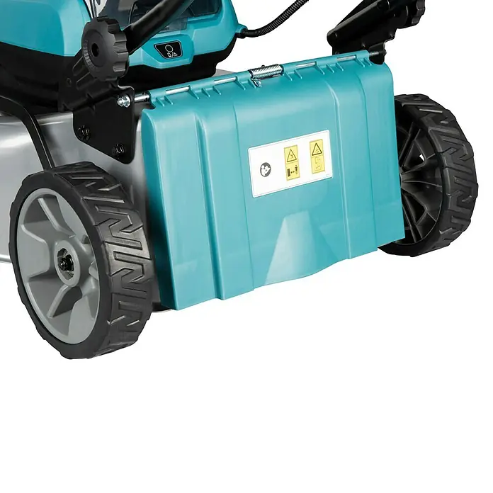 Makita LXT 18V Akku-Rasenmäher DLM466PT2 - 18 V, 2 Akkus, 5 Ah, Schnittbreite: 46 cm - Frontansicht eines Rasenmähers mit türkiser Abdeckung und schwarzen Rädern. Sicherheitshinweise sichtbar.