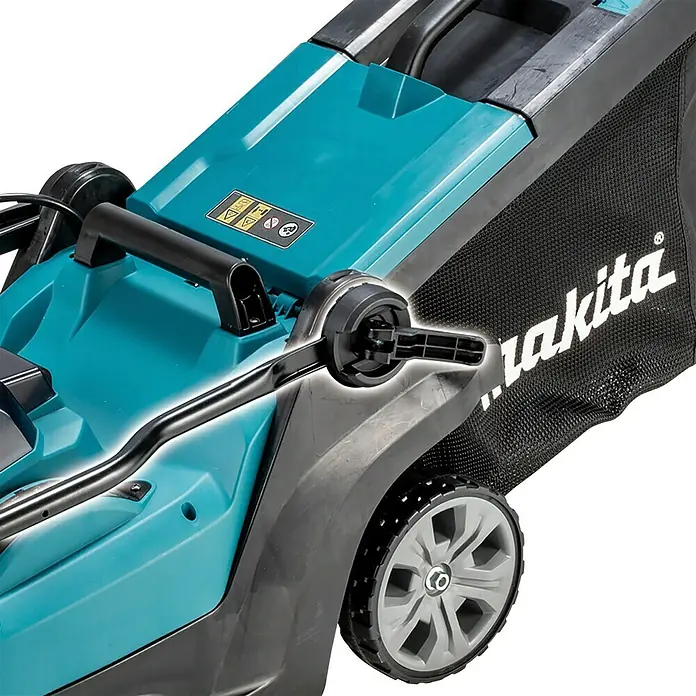 Makita XGT 40V max. Akku-Rasenmäher LM004GZ - 40 V, Ohne Akku, 8 Ah, Schnittbreite: 43 mm - Türkiser und schwarzer Elektromäher, Nahaufnahme von Gehäuse, Griff und schwarzem Grasfangsack mit "Makita"-Logo, sowie einem grauen Rad.