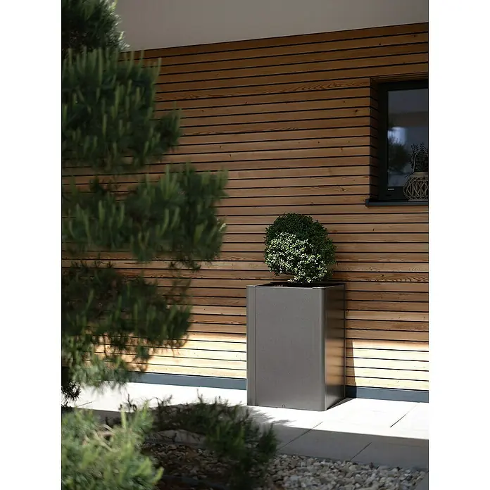 Biohort Belvedere Hochbeet - 53 x 53 x 77 cm, Stahl, Dunkelgrau Metallic - Dunkelgrauer, rechteckiger Pflanzkübel mit einem grünen Busch vor einer Holzwand.