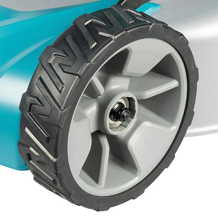 Makita LXT 18V Akku-Rasenmäher DLM466PT2 - 18 V, 2 Akkus, 5 Ah, Schnittbreite: 46 cm - Nahaufnahme eines Rasenmäherrads mit schwarzem Gummireifen und grauer Kunststofffelge, Achse und türkisfarbenem Gehäuse.