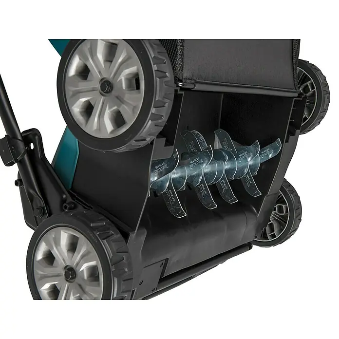 Makita XGT 40V max. Escarificador de batería UV001GZ - Número de baterías: Sin batería, 40 V, Anchura de trabajo: 38 cm - Parte inferior de un escarificador de césped negro con púas giratorias plateadas y ruedas grises.