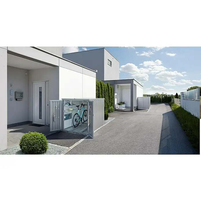 Biohort MiniGarage Fahrradgarage L - Silber-metallic, Außenbreite inkl. Dachüberstand: 145 cm, Außentiefe inkl. Dachüberstand: 203 cm - Grauer Metall-Fahrradschuppen mit geöffneten Türen, der ein hellblaues Fahrrad, Helm und Werkzeuge in einem modernen Hausumfeld zeigt.