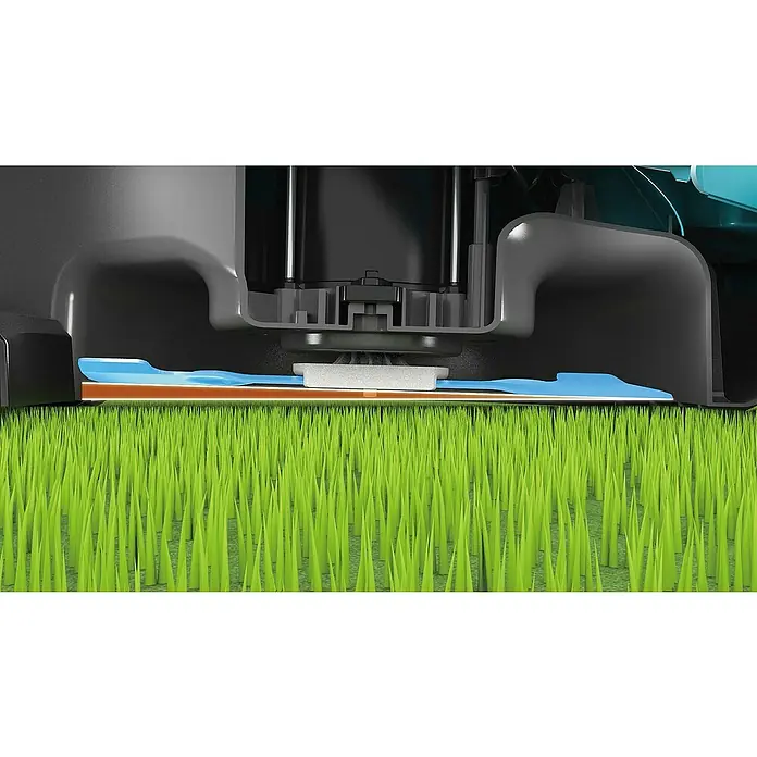 Makita XGT 40V max. Akku-Rasenmäher LM004GZ - 40 V, Ohne Akku, 8 Ah, Schnittbreite: 43 mm - Unterseite eines Mähroboters mit dunklem Gehäuse, blauen Führungen und zentralem Schneidwerk über grünem Gras.