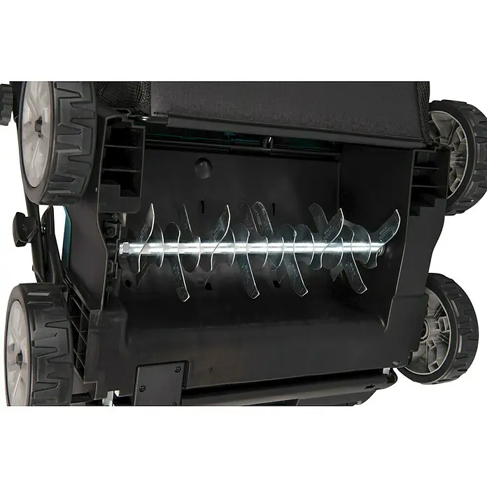 Makita XGT 40V max. Akku-Vertikutierer UV001GZ - Anzahl Akkus: Ohne Akku, 40 V, Arbeitsbreite: 38 cm - Unterseite eines Vertikutierers/Lüfters mit silbernen Vertikutierklingen auf einer Welle, schwarzem Gehäuse und Rädern.