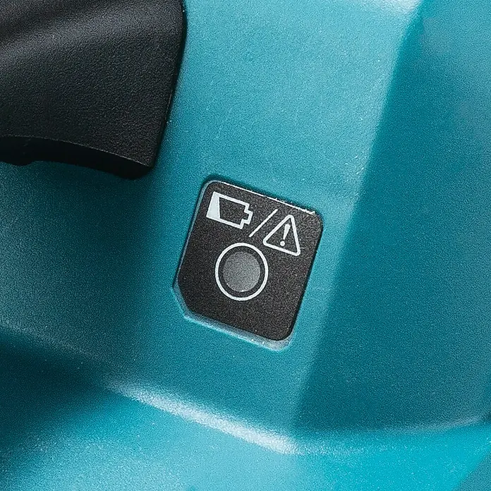 Makita XGT 40V max. Akku-Rasenmäher LM004GZ - 40 V, Ohne Akku, 8 Ah, Schnittbreite: 43 mm - Türkises Werkzeug mit schwarzem Bedienfeld, das Akku-, Warn- und Kreissymbole zeigt.