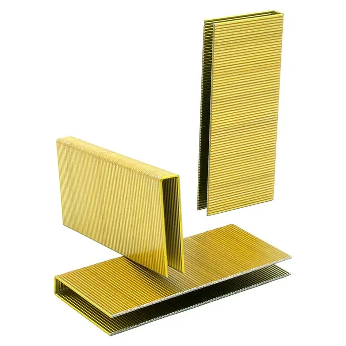 Prebena Heftklammer Typ Z - Länge: 40 mm, Rückenbreite: 11,2 mm, 11.100 Stk. - Drei Blöcke goldener Metallklammern, zwei aufrecht stehend und einer flach liegend.