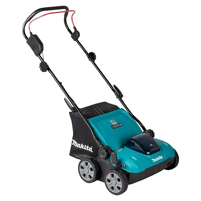Makita LXT 18V Akku-Vertikutierer DUV320Z - Anzahl Akkus: Ohne Akku, 18 V, Arbeitsbreite: 32 cm - Makita Akku-Rasenmäher in Türkis und Schwarz mit rotem Kabel, Grasfangsack und grauen Rädern.