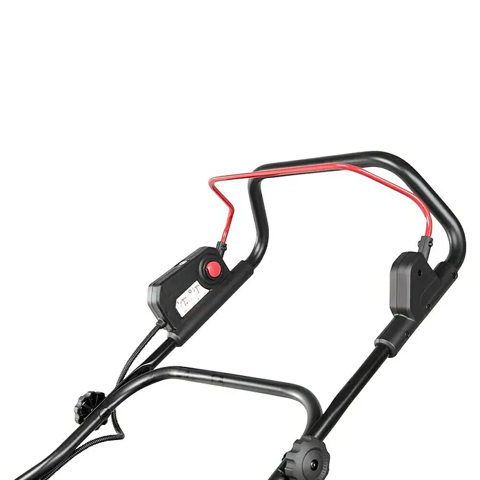 Makita XGT 40V max. Akku-Vertikutierer UV001GZ - Anzahl Akkus: Ohne Akku, 40 V, Arbeitsbreite: 38 cm - Nahaufnahme eines schwarzen Rasenmähergriffs mit rotem Sicherheitsbügel und integriertem Bedienfeld mit rotem Startknopf.