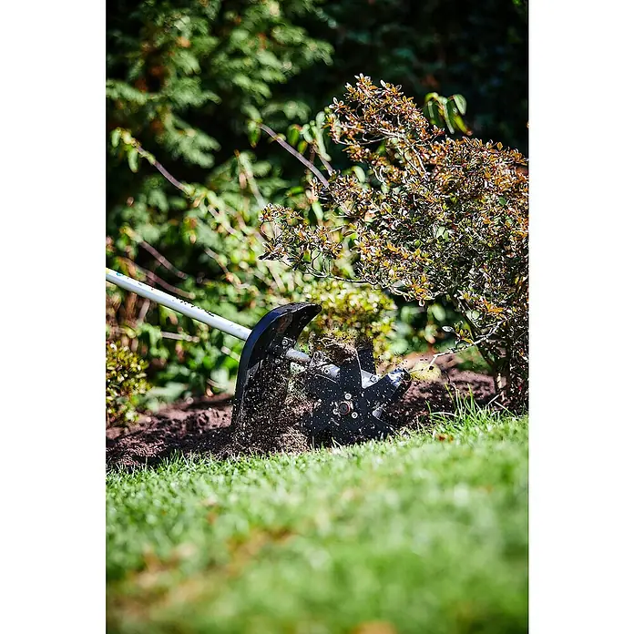 Makita Kultivator KR401MP - Passend für: DUX18, DUX60, UX01G - Schwarzer Gartenfräsenaufsatz mit Metallzinken lockert dunkle Erde in einem Blumenbeet auf.