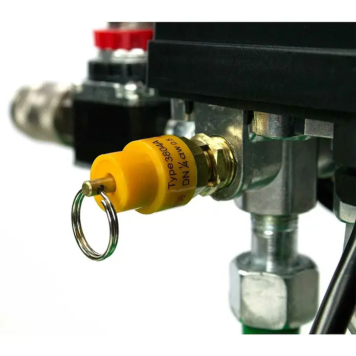 Prebena Kompressor Vigon 240 - Max. Druck: 8 bar, 24 l - Gelbes Sicherheitsventil mit Schlüsselring, in Metallanschluss geschraubt, Details 'Type 3804A DN 1/4'.