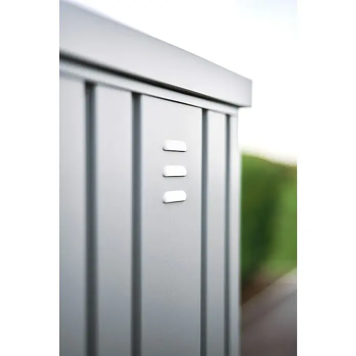 Biohort MiniGarage Fahrradgarage L - Silber-metallic, Außenbreite inkl. Dachüberstand: 145 cm, Außentiefe inkl. Dachüberstand: 203 cm - Silber-grauer gewellter Metall-Gartenschrank mit drei Lüftungsschlitzen.
