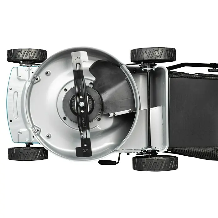 Makita LXT 18V Akku-Rasenmäher DLM466PT2 - 18 V, 2 Akkus, 5 Ah, Schnittbreite: 46 cm - Unterseite eines Rasenmähers mit silbernem Gehäuse, schwarzem Messer und Rädern, zeigt den Grasfangkorbanschluss.