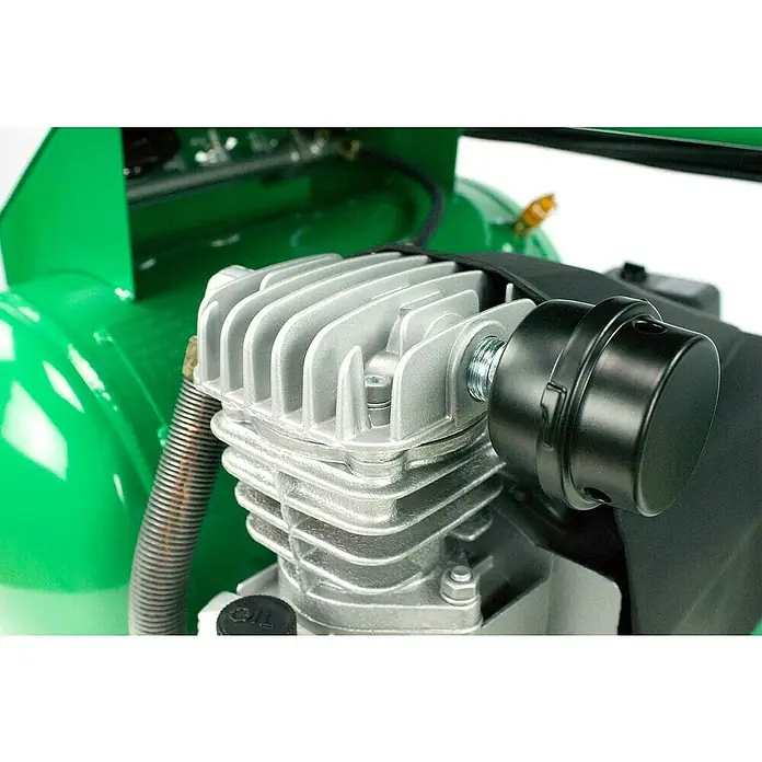 Prebena Kompressor Warrior 255 - Max. Druck: 10 bar, 20 l - Nahaufnahme einer silbergrauen Kompressorpumpe mit Kühlrippen und schwarzem Luftfilter.