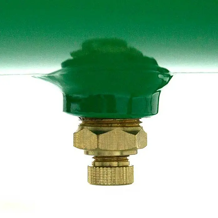 Prebena Kompressor Vigon 120 - Max. Druck: 8 bar, 12 l - Messingfitting mit Rändelschraube, teilweise in hellgrüner Flüssigkeit, Oberflächenspannung zeigend.