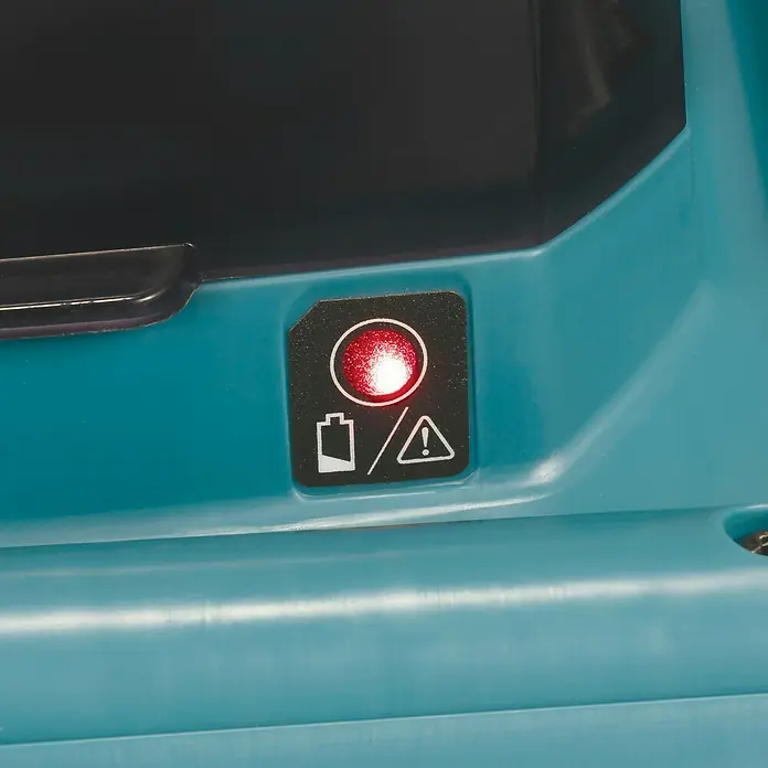 Makita LXT 18V Akku-Vertikutierer DUV320Z - Anzahl Akkus: Ohne Akku, 18 V, Arbeitsbreite: 32 cm - Rote Warnleuchte an einem türkisfarbenen Gerät, die ein Problem oder einen niedrigen Akkustand anzeigt.