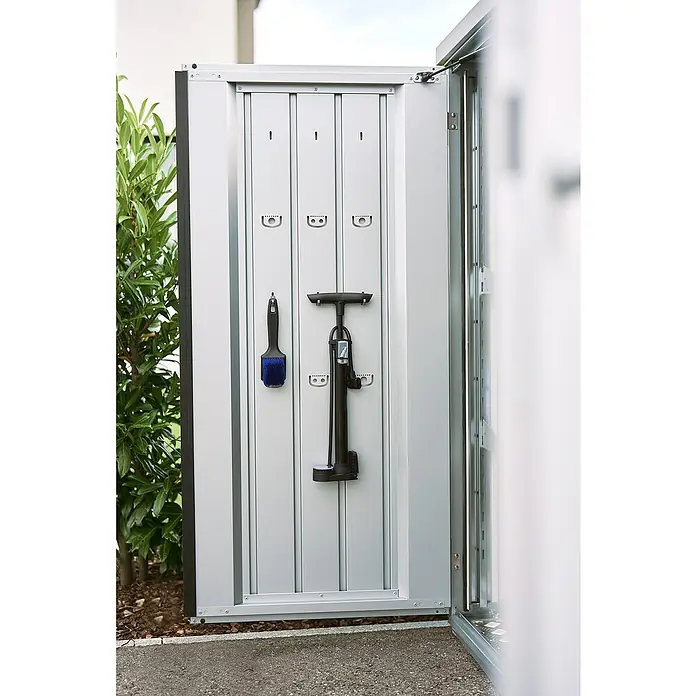 Biohort MiniGarage Fahrradgarage L - Silber-metallic, Außenbreite inkl. Dachüberstand: 145 cm, Außentiefe inkl. Dachüberstand: 203 cm - Innenseite eines hellgrauen Metall-Gartenschranks zur Aufbewahrung von Fahrradpumpe und Bürste.