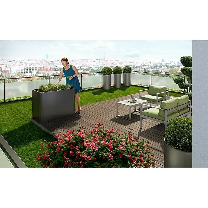 Biohort Belvedere Hochbeet - 53 x 102 x 77 cm, Stahl, Dunkelgrau Metallic - Frau erntet Kräuter aus einem dunkelgrauen, rechteckigen Pflanzgefäß auf einer modernen Dachterrasse.