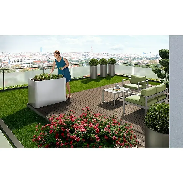 Biohort Belvedere Hochbeet - 53 x 102 x 77 cm, Stahl, Silber Metallic - Silberner rechteckiger Pflanzkübel auf einer Terrasse, zum Kräuteranbau genutzt. Eine Frau pflegt die Pflanzen.