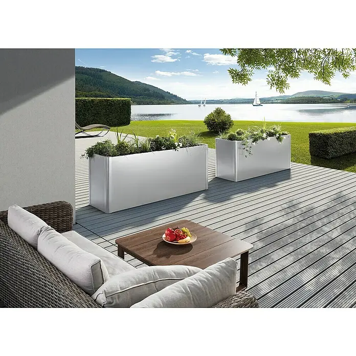 Biohort Belvedere Hochbeet - 53 x 201 x 77 cm, Stahl, Silber Metallic - Zwei moderne, silberne rechteckige Pflanzgefäße mit Grünpflanzen auf einer Terrasse mit Seeblick.