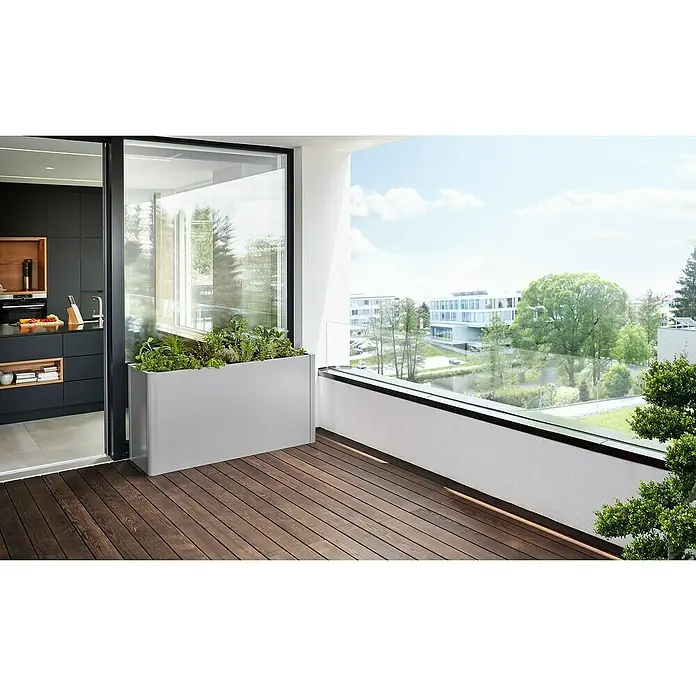 Biohort Belvedere Hochbeet - 53 x 152 x 77 cm, Stahl, Silber Metallic - Grauer rechteckiger Blumenkasten mit Grünpflanzen auf einem Holzdeckbalkon, ergänzt modernes Wohnen.