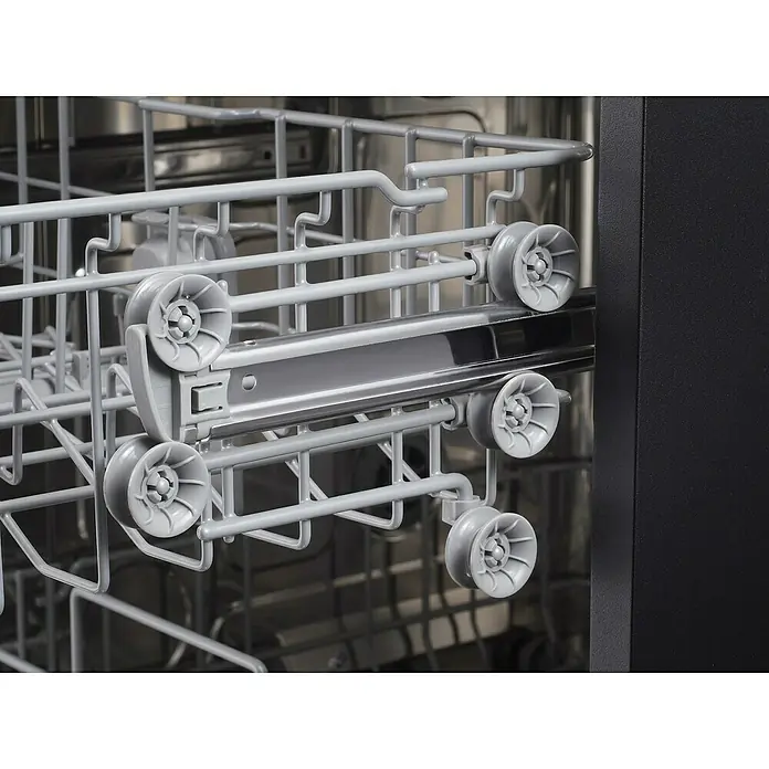 Flex-Well Tiago Singleküche Typ 1 - Breite: 210 cm, Grau, Mit Elektrogeräten - Grauer Kunststoff-Oberkorb des Geschirrspülers mit Rollen, aus dem dunklen Geräteinneren ausgezogen.