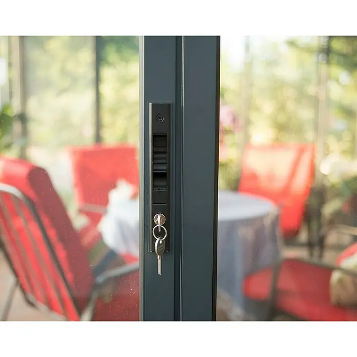 Palram – Canopia Pérgola de jardín cerrado Ledro - An x Pr: 360 x 360 cm, Color del armazón: Antracita, Aluminio - Cerradura de puerta corredera gris oscuro con llaves en una puerta de cristal, vista a un patio exterior.