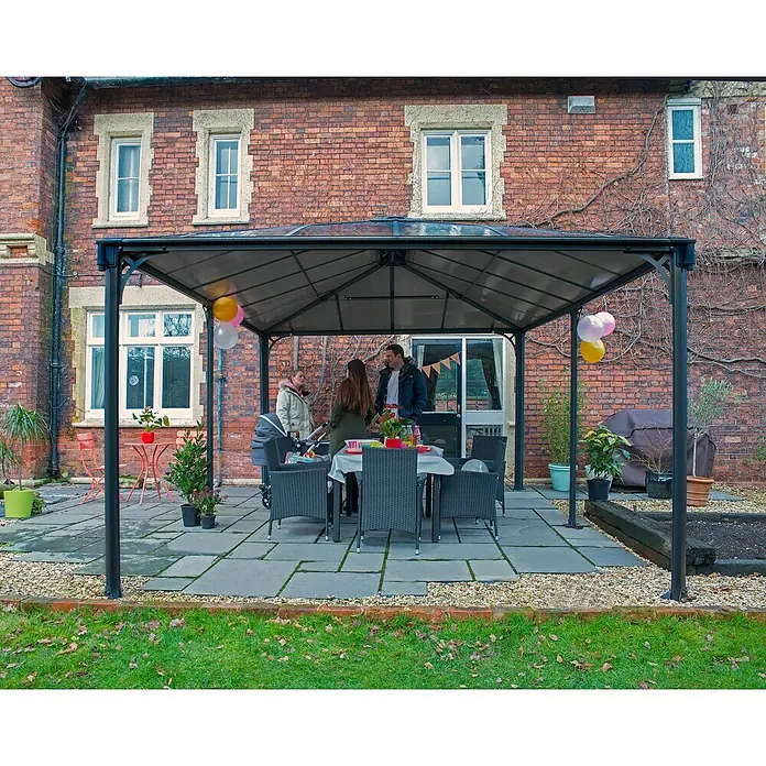Palram – Canopia Standard-Pavillon Martinique 5000 - B x T: 493 x 359,3 cm, Farbe Gestell: Anthrazit, Aluminium - Ein dunkelgrauer Outdoor-Pavillon spendet Schutz über einem Esstisch, an dem sich Menschen im Garten versammeln.