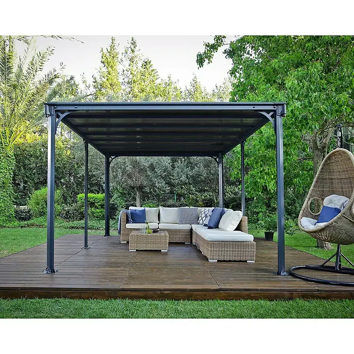Palram – Canopia Standard-Pavillon Milano 4300 - B x T: 435,9 x 315,5 cm, Farbe Gestell: Anthrazit, Aluminium - Dunkelgrauer Metall-Pavillon spendet Schatten über einer Rattan-Sitzgruppe auf einer Holzterrasse im Garten.