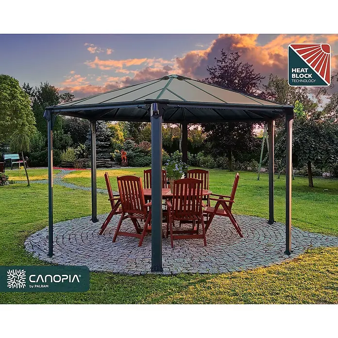Palram – Canopia Standard-Pavillon Monaco - B x T: 390 x 450 cm, Farbe Gestell: Anthrazit, Aluminium - Dunkelgrauer Pavillon mit hellem, wärmeabweisendem Dach, der eine Holz-Essgruppe auf einer gepflasterten Terrasse im Garten schützt.