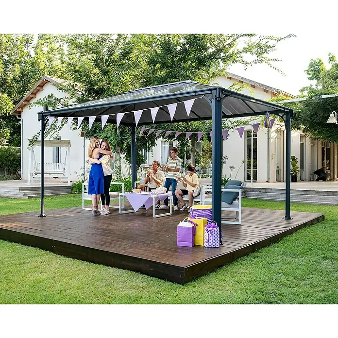 Palram – Canopia Standard-Pavillon Martinique 4300 - B x T: 430 x 295 cm, Farbe Gestell: Anthrazit, Aluminium - Dunkelgraues Metallpavillon mit transluzentem Dach und Girlanden, bietet Schutz für eine Gartenparty auf einer Holzterrasse.