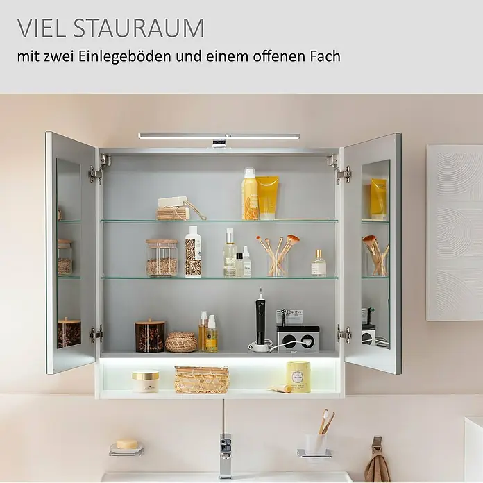 Camargue Curve LED-Spiegelschrank - B x H: 80 x 79,8 cm, Weiß - Weißer Spiegelschrank mit Spiegeltüren, integrierter Beleuchtung, zwei Glasböden und einem offenen Fach, gefüllt mit Pflegeprodukten.