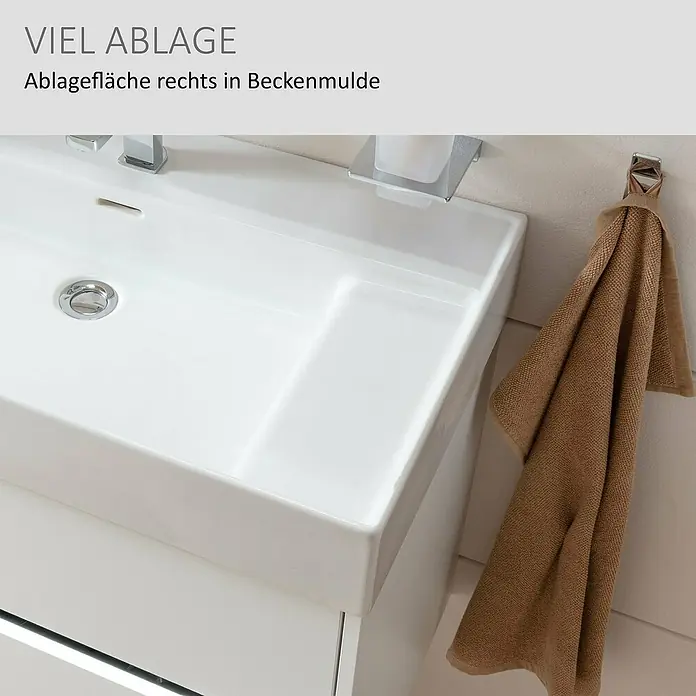 Camargue Curve Einbauwaschbecken - 81,5 x 46,5 cm, Hahnloch: Mitte, Mit Überlauf, Weiß - Weißes Keramikwaschbecken mit Chromarmaturen. Es verfügt über eine integrierte Ablagefläche rechts im Becken. Ein braunes Handtuch hängt daneben.