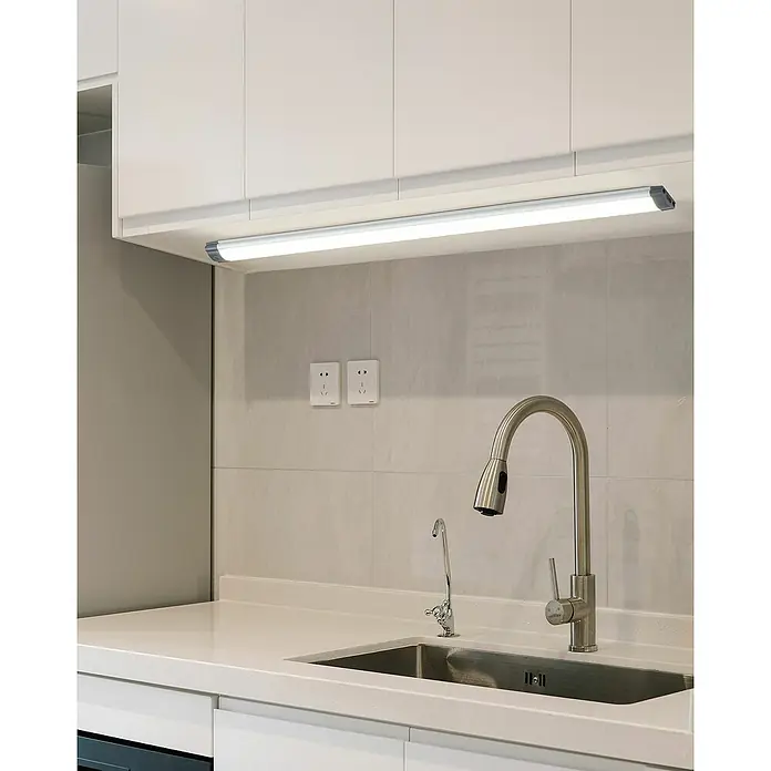 Eglo Lámpara LED bajo mueble Lerca - L x An x Al: 47 x 2,5 x 1,1 cm - Zona de fregadero de cocina moderna con fregadero de acero inoxidable, dos grifos y luz LED bajo el armario.