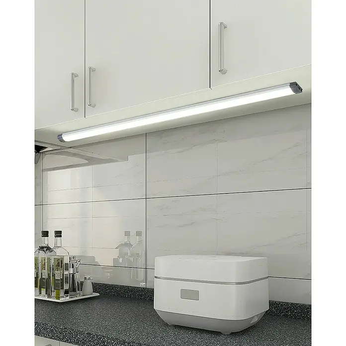 Eglo Lámpara LED bajo mueble Lerca - L x An x Al: 57 x 2,5 x 1,1 cm - Larga luz LED bajo mueble con carcasa gris plateada que ilumina una encimera de cocina bajo armarios blancos.