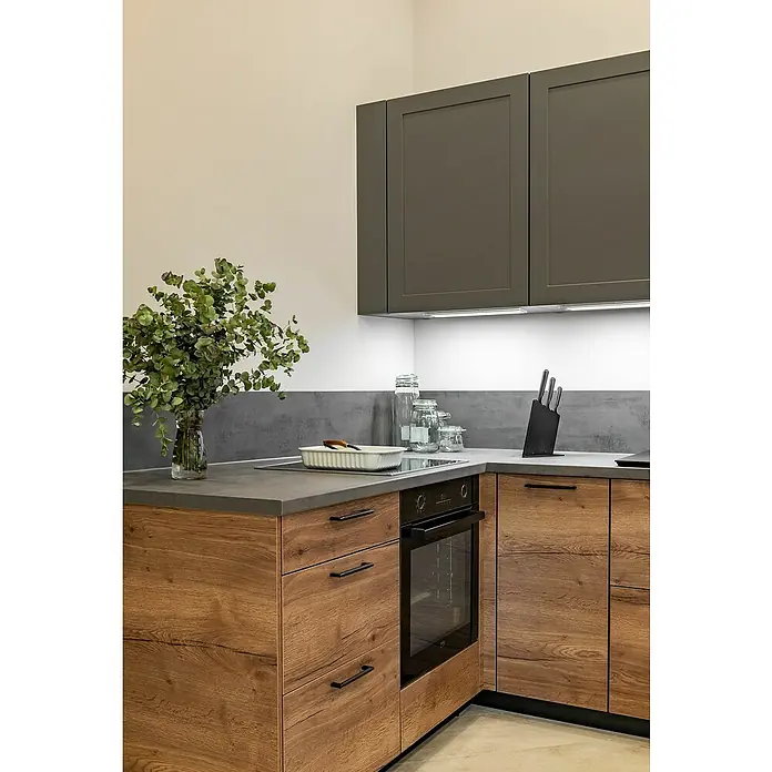 Eglo Lámpara LED bajo mueble Benasco - L x An x Al: 37 x 4 x 0,9 cm - Cocina moderna con armarios superiores gris oscuro y bajos de madera, encimera gris oscuro, horno empotrado y placa de inducción.