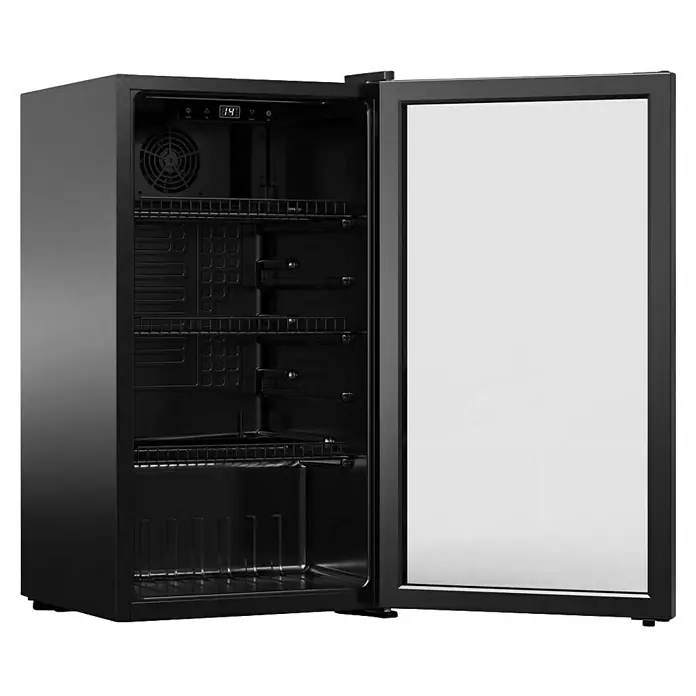 PKM Getränkekühlschrank GKS83B - 47 x 44,5 x 83 cm, Schwarz - Offener schwarzer Minikühlschrank mit Glastür, der die Innenablagen und Digitalanzeige zeigt.