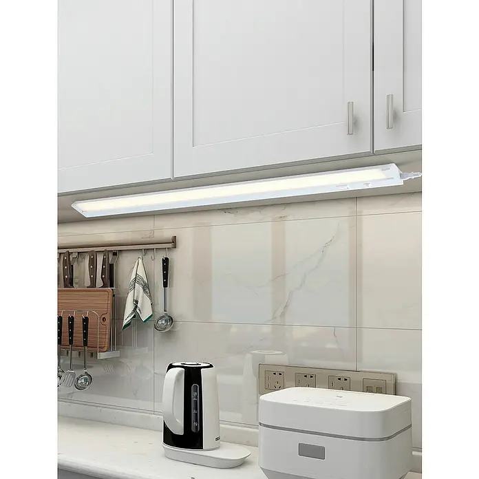 Eglo Lámpara LED bajo mueble Russcallo Blanco - L x An x Al: 87 x 2,4 x 6,1 cm, Negro - Tira de luz LED blanca bajo armario de cocina, iluminando una encimera con electrodomésticos y utensilios.