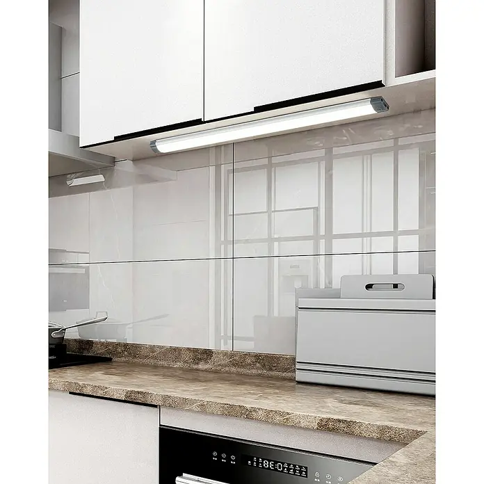 Eglo Lámpara LED bajo mueble Lerca - L x An x Al: 37 x 2,5 x 1,1 cm - Barra de luz LED plateada montada bajo un armario de cocina blanco, ilumina la encimera. Con botón de encendido y controles en un extremo.