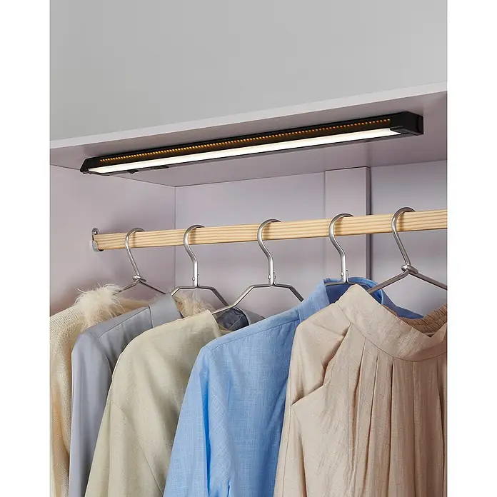 Eglo Lámpara LED bajo mueble Russcallo - L x An x Al: 57 x 2,4 x 6,1 cm, Negro - Barra de luz LED negra montada dentro de un armario, iluminando la ropa con luces blancas brillantes y ámbar cálido.