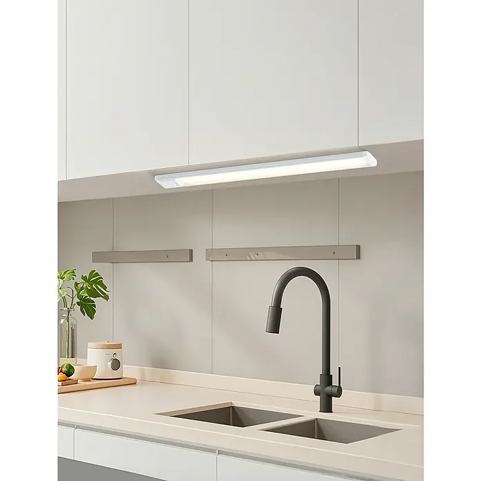 Eglo Lámpara LED bajo mueble Repilado 2 - L x An x Al: 57 x 5 x 1,3 cm, Blanco - Luz LED blanca bajo mueble, iluminando un fregadero y encimera de cocina.