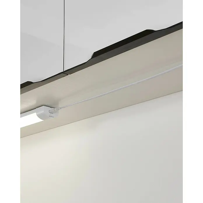 Eglo Cable de alimentación Stracca - Blanco, Largo: 120 cm - Tira de luz LED blanca bajo el mueble que ilumina una pared. Está enchufada y fijada a la parte inferior de un estante de madera clara.