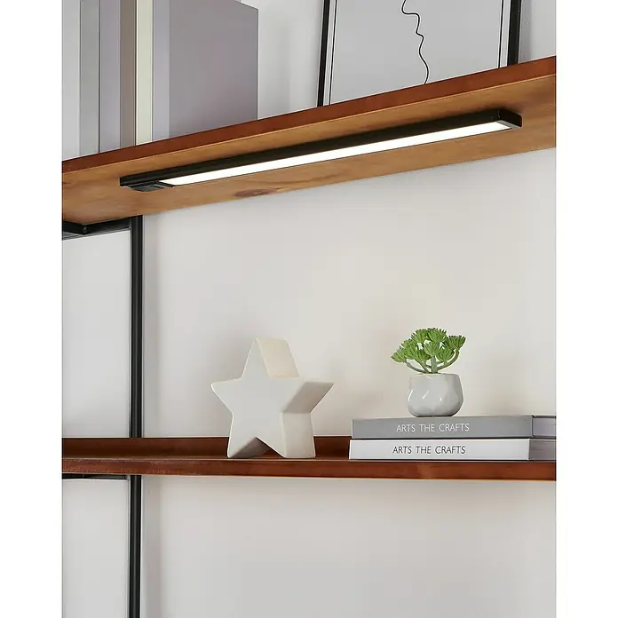 Eglo Lámpara LED bajo mueble Repilado 2 - L x An x Al: 57 x 5 x 1,3 cm, Negro - Tira de luz LED negra montada bajo una estantería de madera, emitiendo luz blanca brillante.